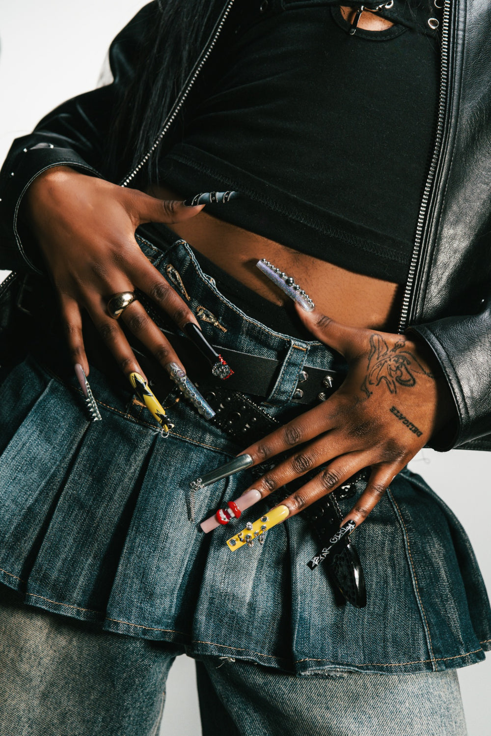 Nail art 707nananails avec bijoux, ongles longs et tenue en cuir et denim.