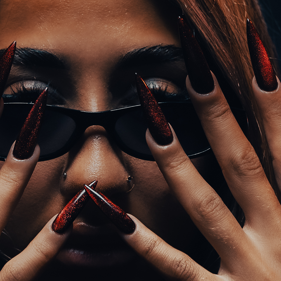 Formule Genin : pose noire et rouge portée avec des lunettes de soleil.