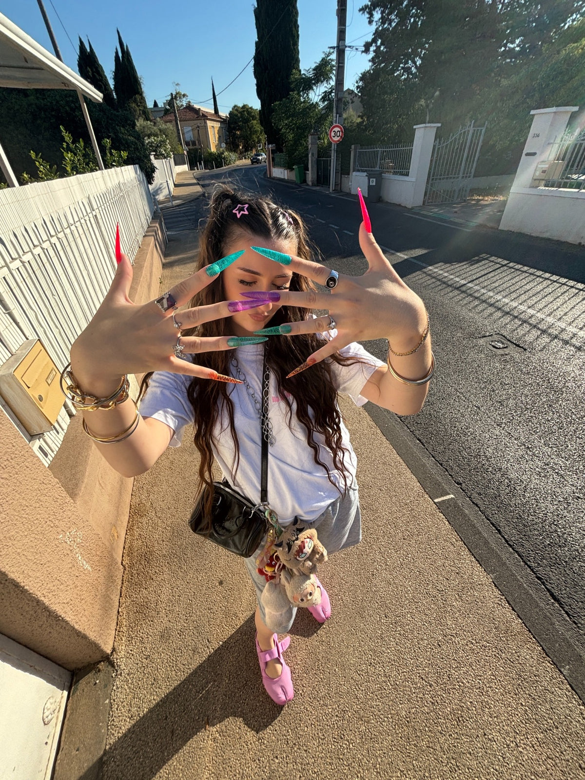 Solene, créatrice de 707nananails, présente ses ongles longs et colorés.